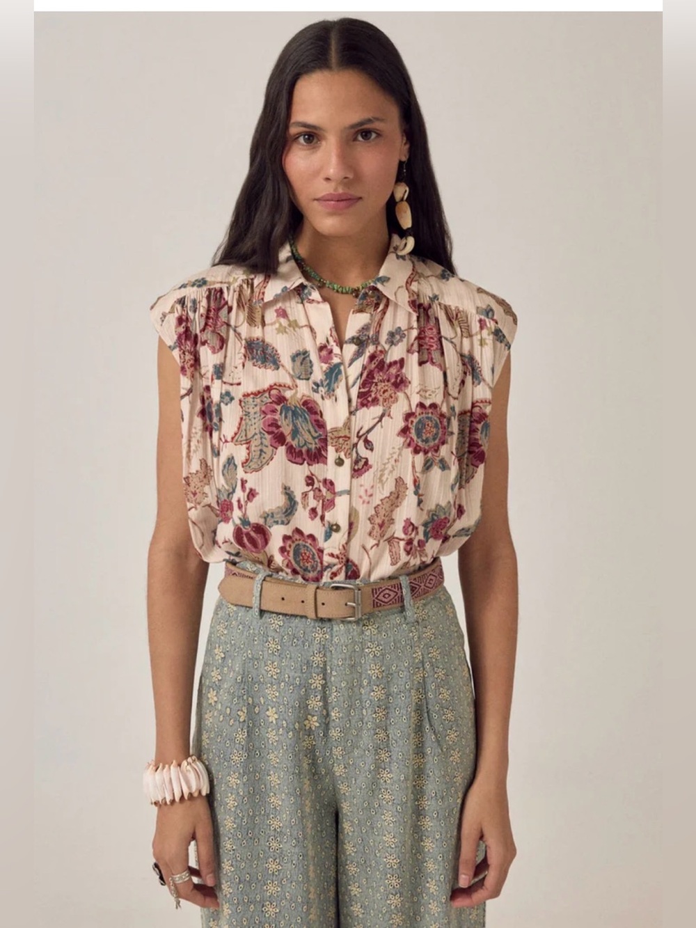 Maison Hotel BIANCA SLEEVELESS SHIRT
Sweet Iris S